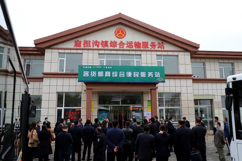 新媒体推广是指通过多种新兴媒体渠道，如社交媒体、短视频平台等进行品牌或产品宣传的过程。它旨在提高品牌的知名度和影响力。